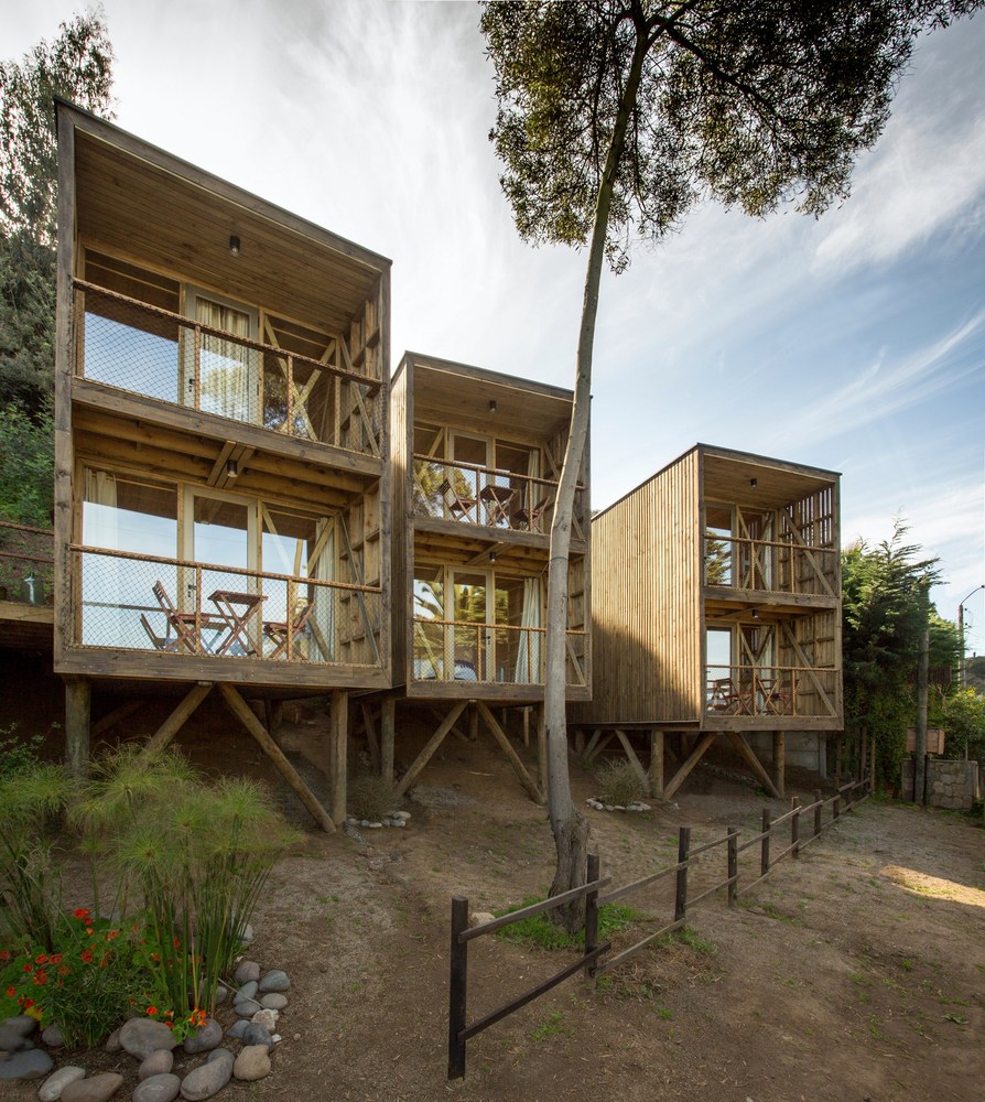 Hostal La Ritoqueña — detalle de pilotes sobre arena sin hormigón, arquitecto Alejandro Soffia